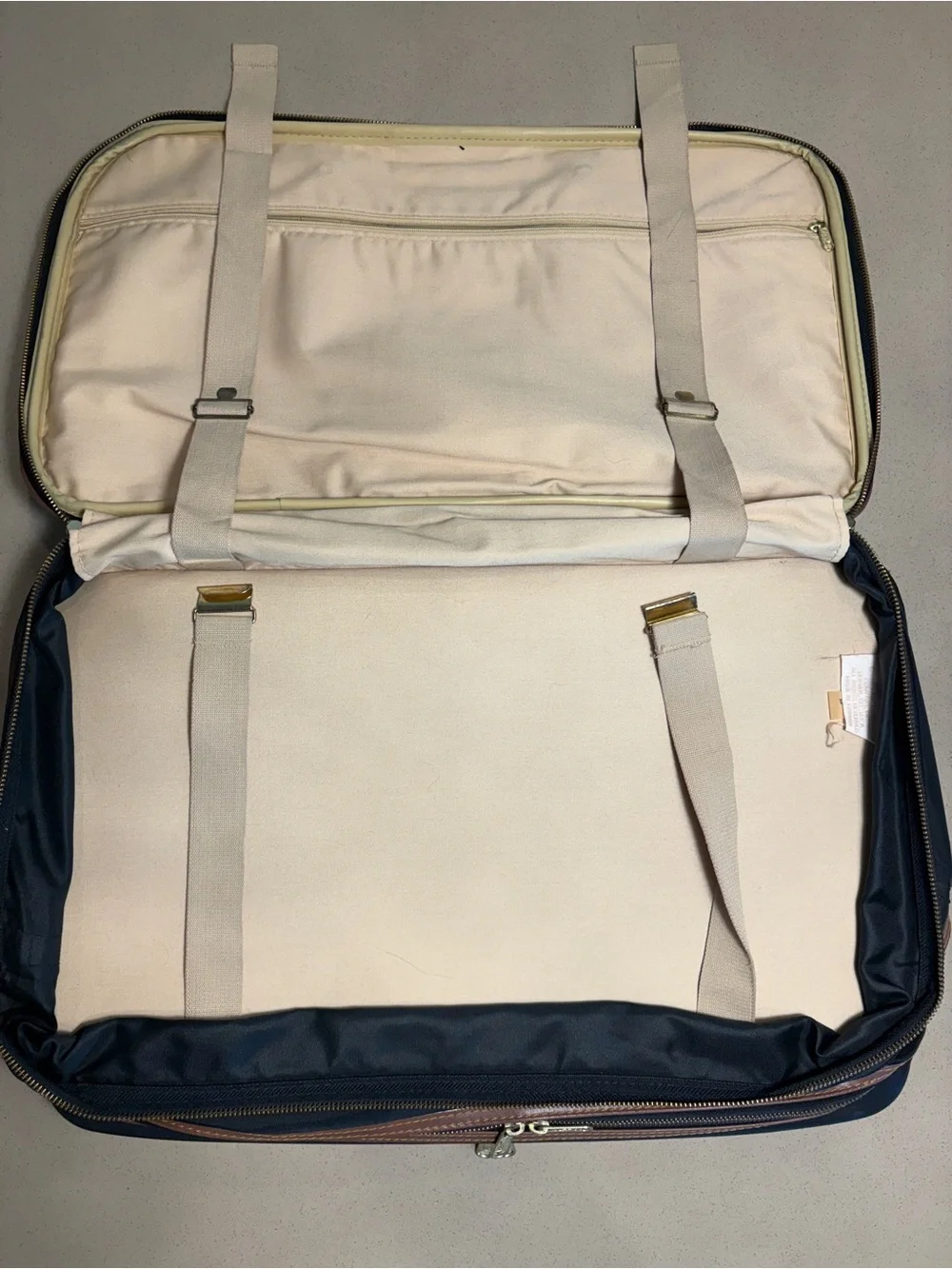 Vintage Lark expandable carry on suite case Black with 3 sections